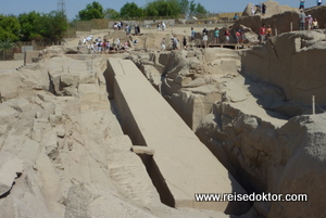 Obelisk im Steinbruch von Assuan