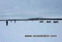 Eisfischer am Inarisee, Finnland