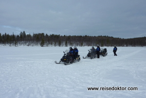 Schneemobilfahrt in Finnland