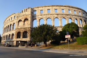 Ich sitze im Amphietheater in Pula