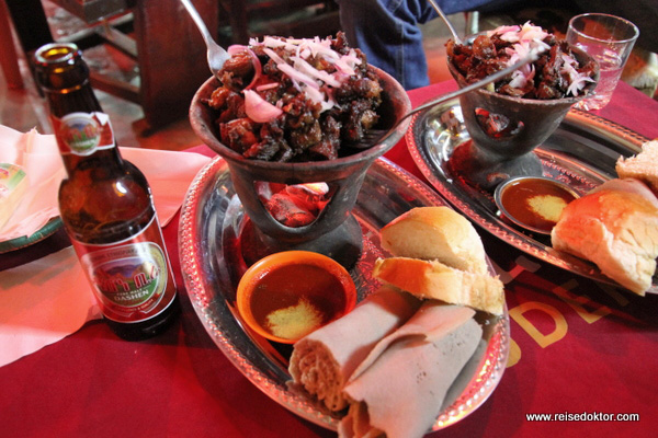 Injera mit Ziegenfleisch